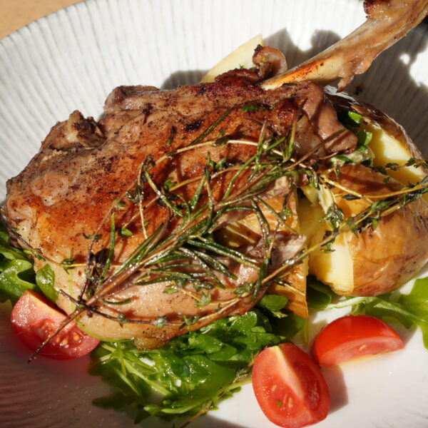 PIEPT DE PORC LA CUPTOR CONFIAT ÎN UNTURĂ DE MANGALIȚĂ CU CARTOFI PRĂJIȚI ȘI SOS