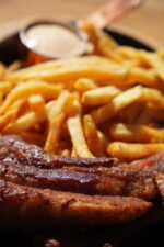 PIEPT DE PORC LA CUPTOR CONFIAT ÎN UNTURĂ DE MANGALIȚĂ CU CARTOFI PRĂJIȚI ȘI SOS - imagine 5